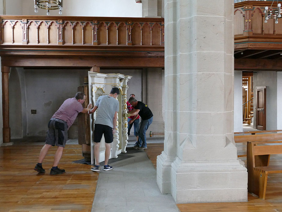 Räumung des Restinventars und der Kirchenbänke aus der Kirche (Foto: Karl-Franz Thiede)